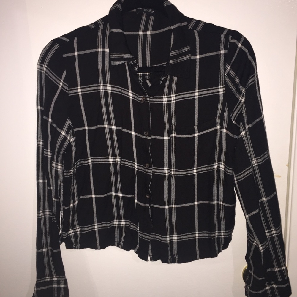 CROPPED BLACK AND WHITE PLAID LONG SLEEVE SHIRT